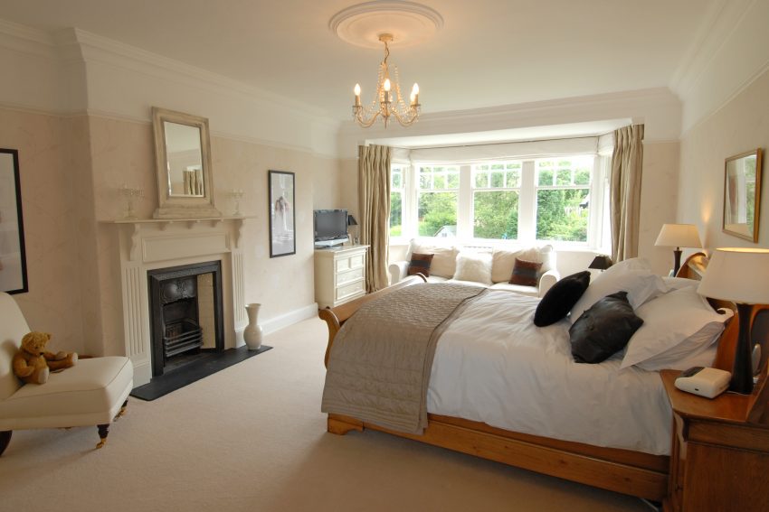 Principal bedroom with a large bed and a fireplace