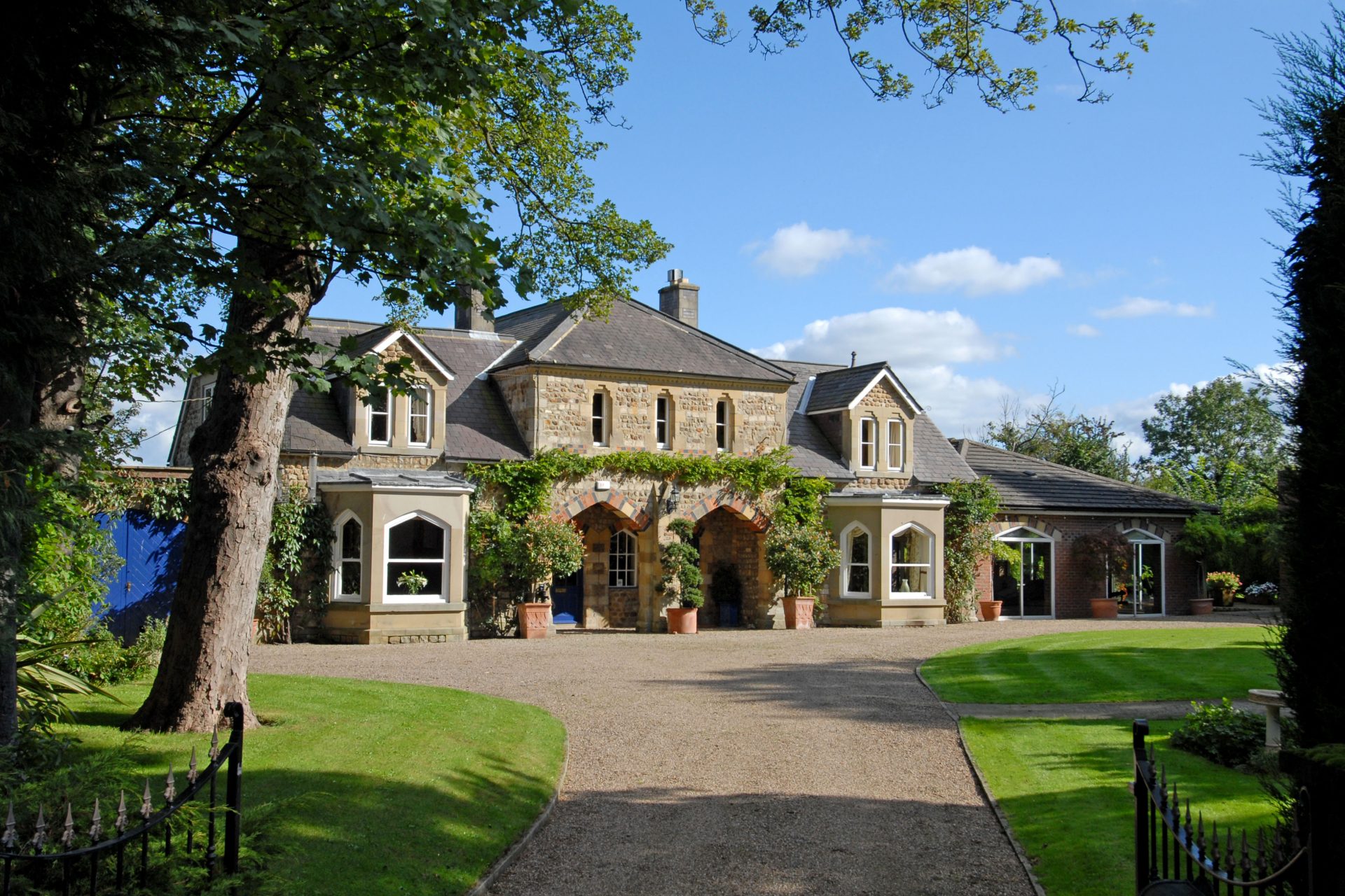 Beautiful detached property built in stone with a large driveway